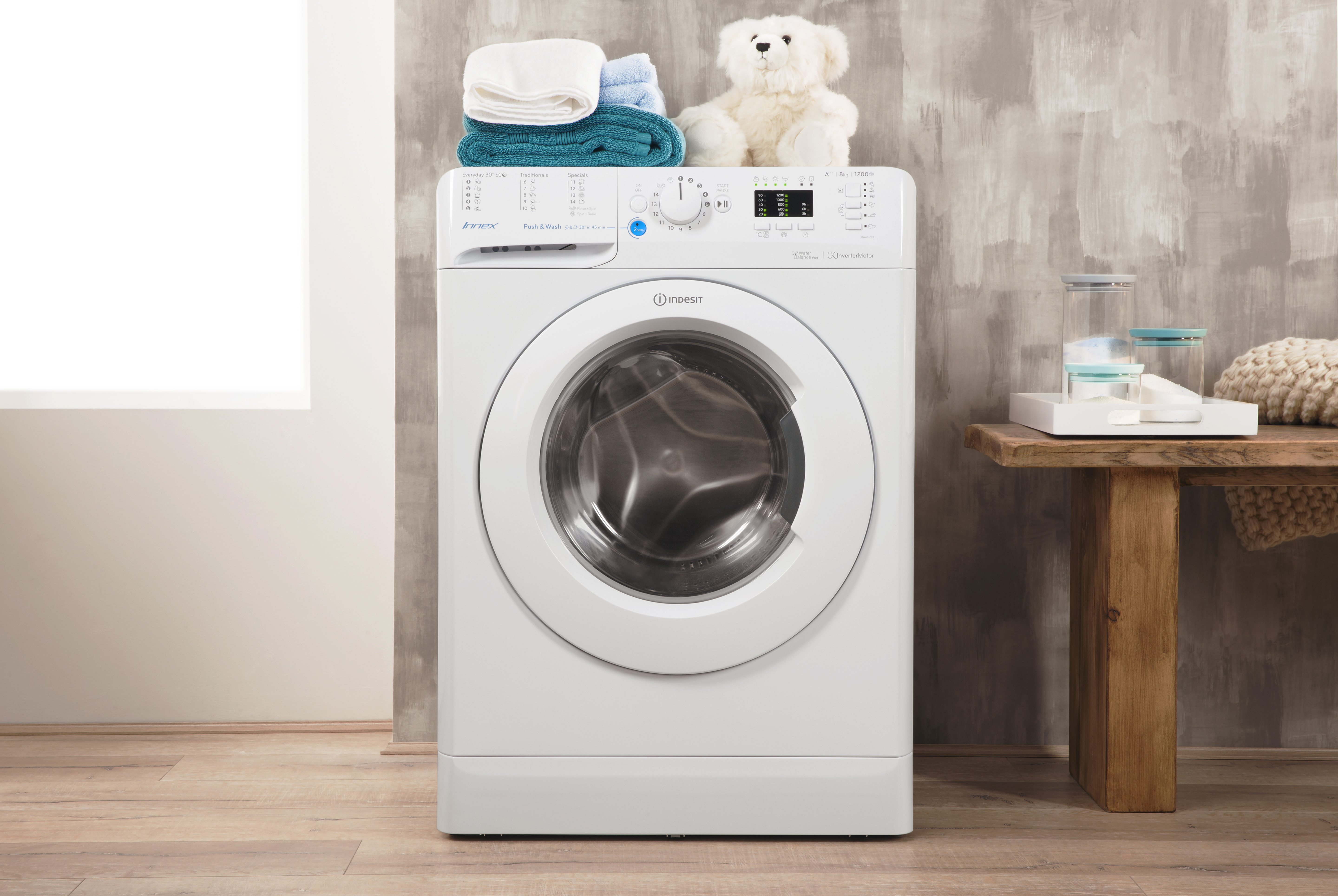 Стиральных машин индезит дому. Indesit XWDA 751680. Стиральная машина Indesit XWDA 751480x WSSS. Стиральная машина Индезит Innex с сушкой. Стиральная машина на белом фоне Индезит Innex.