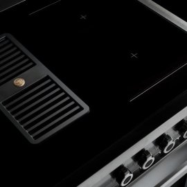 Induzione e cappa integrata: la firma Bertazzoni